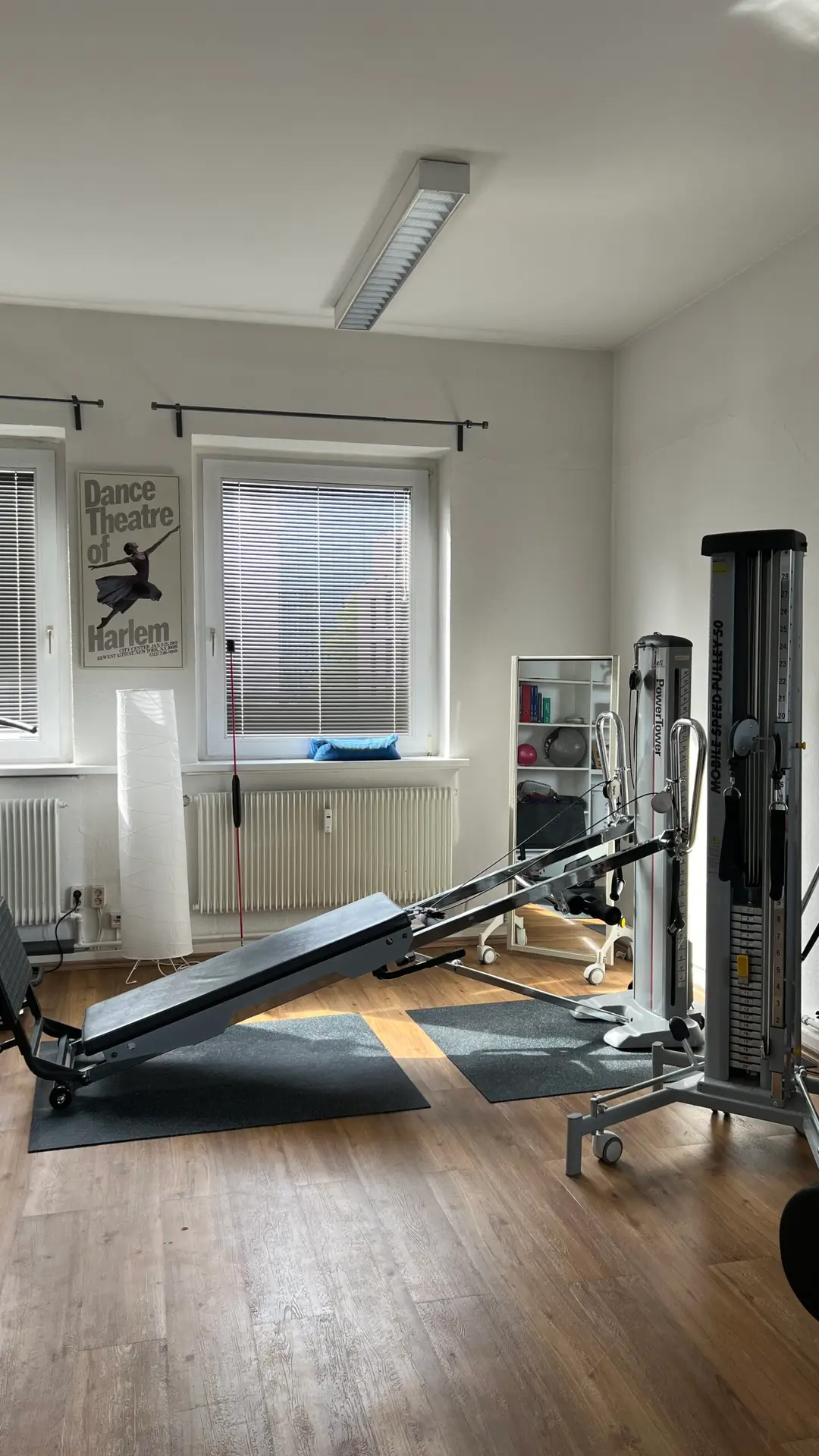 Ein Praxisraum mit Trainingsgeräten